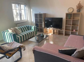 Well-connected 2 bedroom flat with free parking